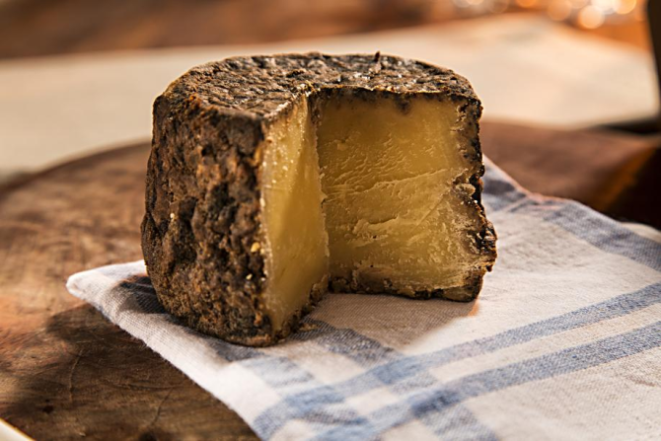 O Cuesta passa por um processo de maturação de outo meses sobre prateleiras de madeira, em caves subterrâneas. Fabricado em Pardinho (SP). Foto: Alexandre Mazzo.