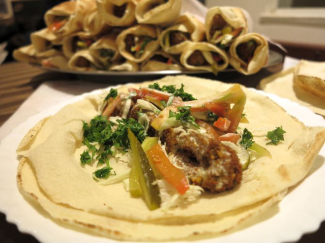 A novidade desta edição é o sanduíche de falafel com tahine, tomate, repolho, picles (R$ 10). Foto: Andrea Torrente/Gazeta do Povo.