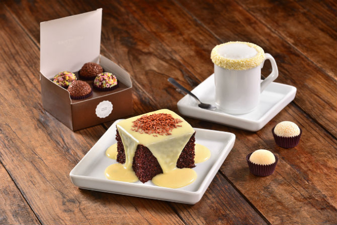 Brigadeiros, bolo e chocolate quente do O Famoso Brigadeiro. Foto: Marcelo Krelling.
