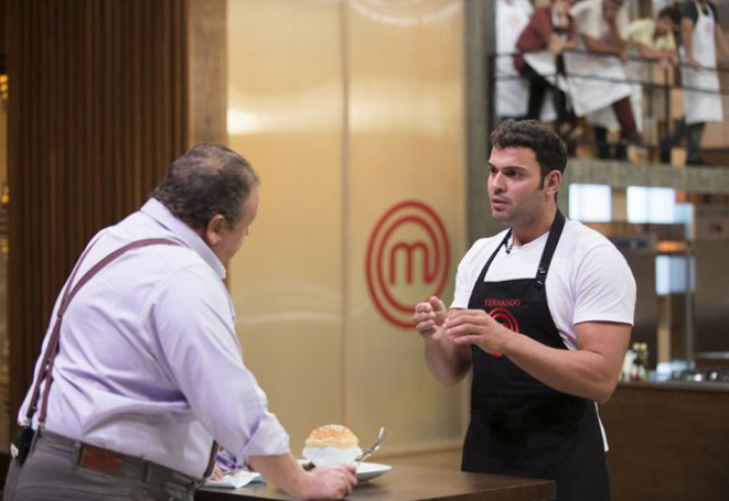 Fernando apresenta sua sopa de cogumelos para Erick Jacquin. Foto: Carlos Reinis/Divulgação