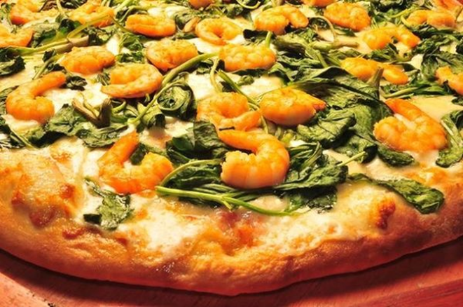 Pizza de jambu com camarão. Foto: Divulgação.