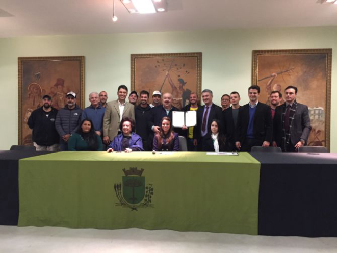 Greca assina decreto que regulamenta o food truck em Curitiba. Foto: Flávia Schiochet/Gazeta do Povo