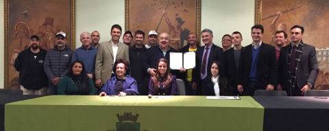 Greca assina decreto e libera food trucks para atuarem nas ruas de Curitiba