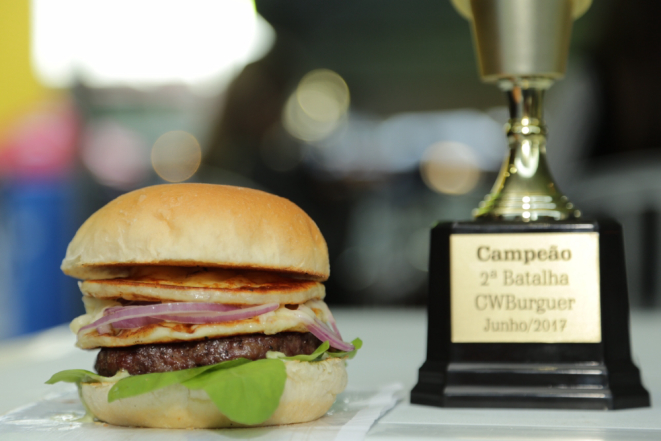 O hambúrguer que venceu a batalha será incorporado ao cardápio fixo do Johnny Braza Food Truck e custará R$ 25. Foto: Guilherme Alves/Divulgação