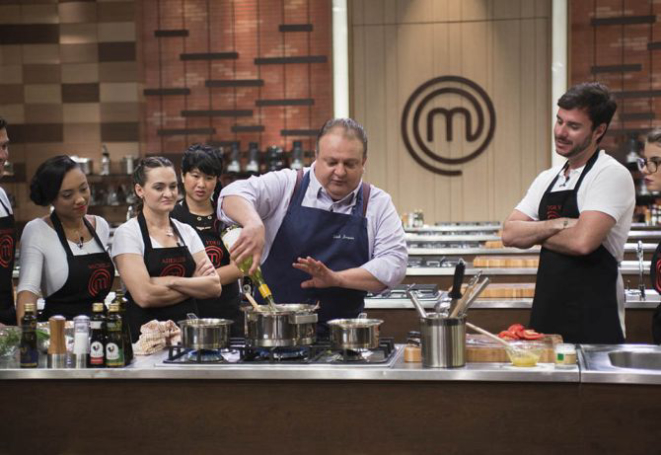 Erick Jacquin ensina sua versão para o preparo da sopa francesa VGE. Foto: Carlos Reinis/Divulgação