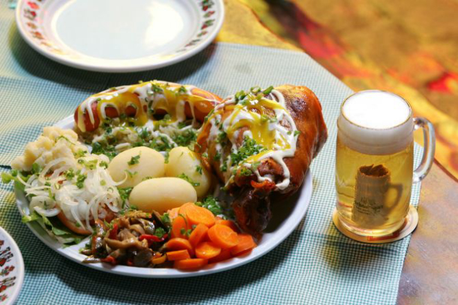 Eiseben (joelho de porco) do Bar do Alemão e Submarino (cerveja + steinheger) são servidos no evento. Foto: Daniel Castellano/Gazeta do Povo