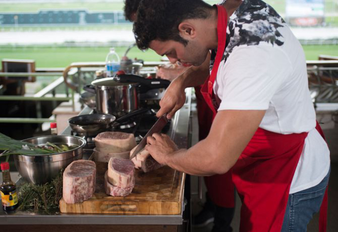 Fernando porciona o kobe beef durante a prova em equipe. Foto: Carlos Reinis/Divulgação