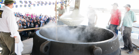 Maior canjica do Brasil pesa duas toneladas e será servida em evento