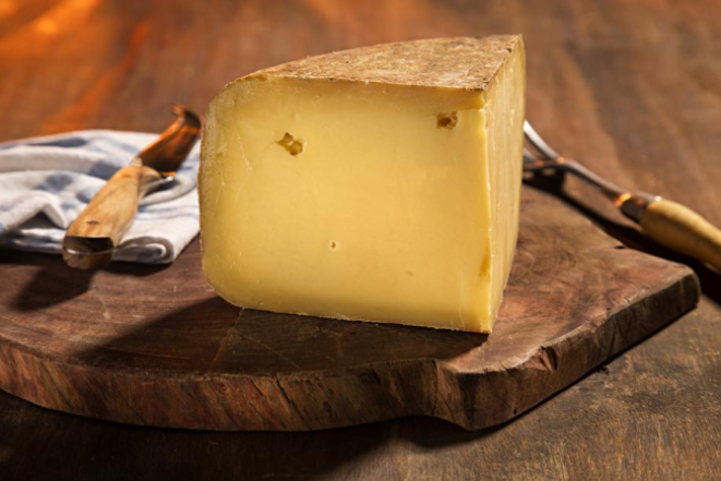 O Mandala é feito com leite de vaca. As peças são lavadas a cada semana, durante pelo menos 12 meses de maturação em caves. É fabricado em Paradinho (SP). Foto: Alexandre Mazzo.