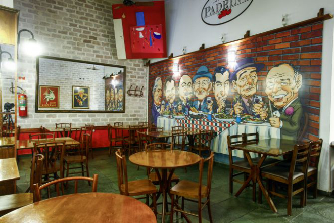 Painel ilustrado com mafiosos decora o salão do restaurante. Foto: André Rodrigues/Gazeta do Povo