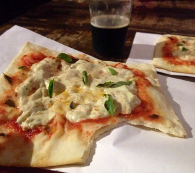 A pizza vegana do Purple Reis tem catupiry especial e custa R$ 5 a fatia até as 20h. Foto: Divulgação.