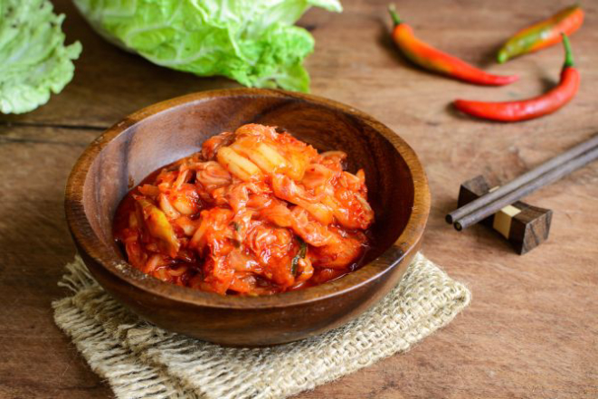 O repolho temperado com alho e pimenta é deixado fermentar por meses: sabor e aroma são muito característicos e intensos. Foto: Bigstock