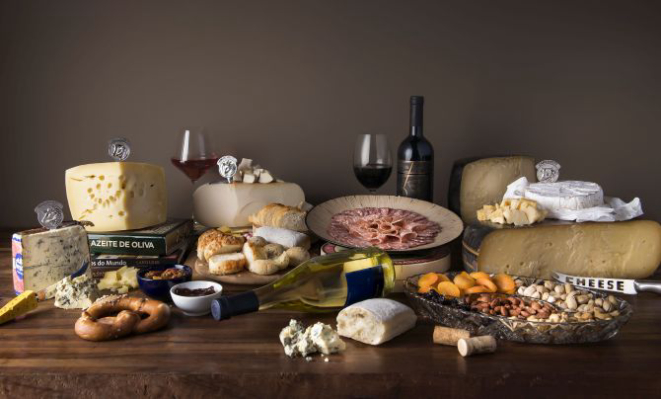 Vinhos com desconto do Club Selections podem ser combinados a queijos, embutidos, carnes, massas, etc. Foto: Letícia Akemi/Gazeta do Povo