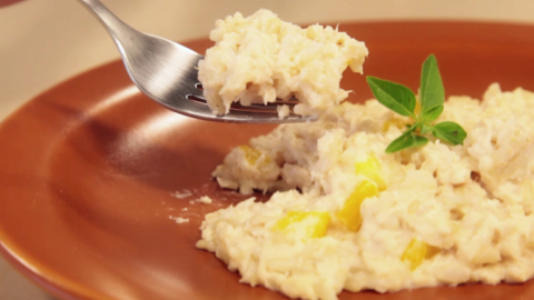 Vídeo ensina receita de risoto e pizza de frango desfiado