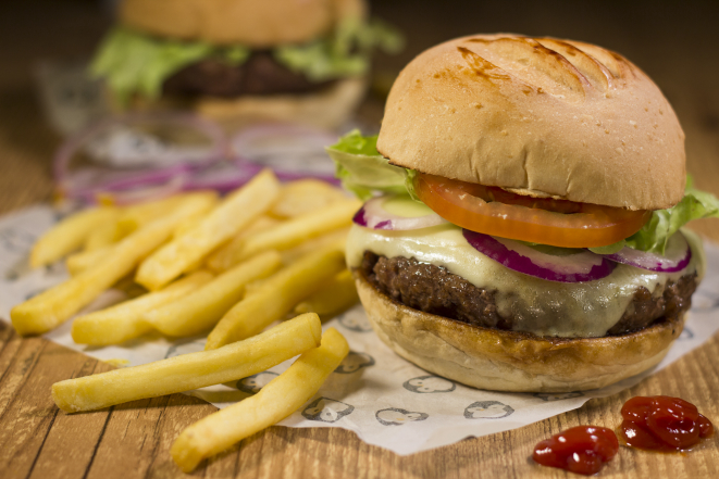 Tuba leva maionese da casa, alface, tomate e cebola roxa (R$ 19,90 ou R$ 29,90 no combo). Foto: Marcelo Elias/Gazeta do Povo.