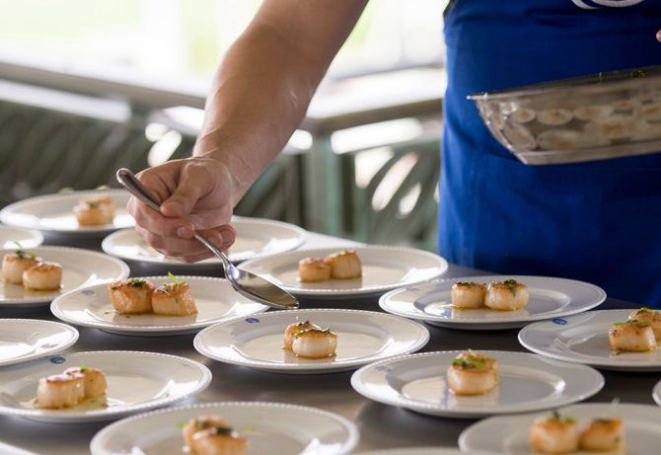 Time azul preparou vieiras com azeite de ervas da Provence para entrada. Foto: Carlos Reinis/Divulgação
