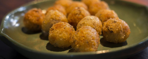 Onde comer arancini em Curitiba, bolinhos fritos de risoto