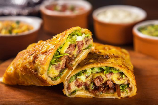 Tortilla de trigo recheada com filet mignon, mix de queijos, frijoles, cebola<p></p><p>caramelizada e alface. Acompanha arroz mexicano, sour cream, guacamole e pico de gallo. Foto: Luciano Dias.</p>