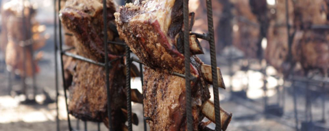 Churrasco Curitiba tem costela de fogo de chão e porco no rolete