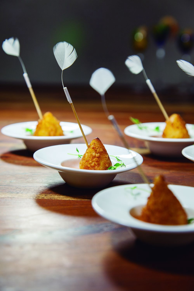 Coxinha de mandioquinha salsa e gorgonzola. Foto: Telhados de Paris.