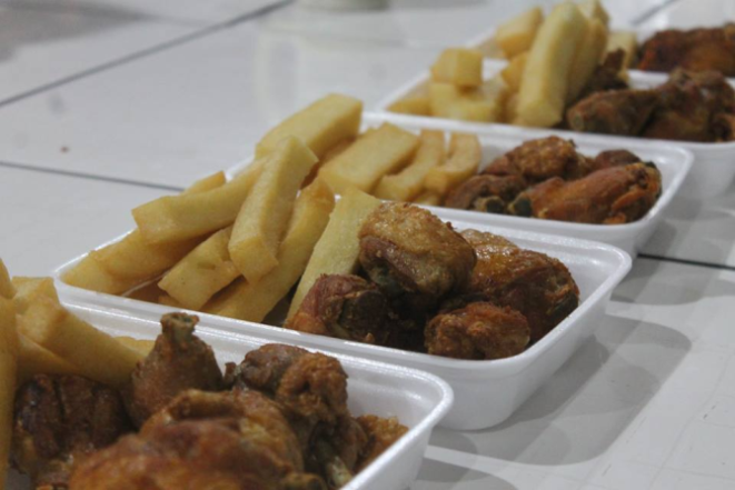 A porção de frango e polenta custa R$ 17. Foto: Divulgação.