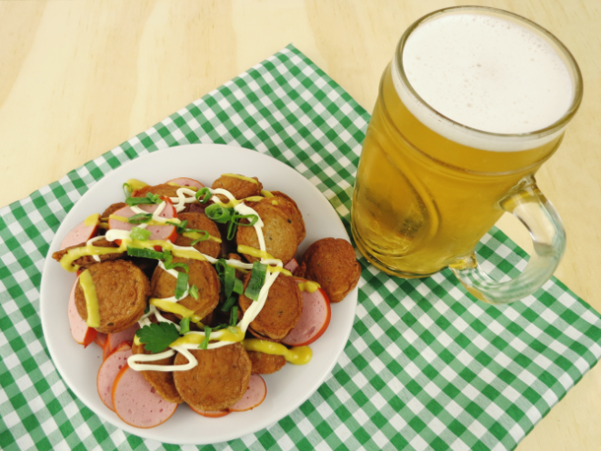O combo de R$ 30 é um chope e uma porção do aperitivo bockwurst/bratwurst. Foto: Divulgação.