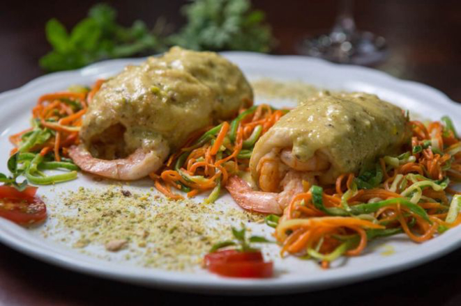 Envoltine de linguado e camarão do Restaurante Convés em Guaratuba. Foto: Divulgação.