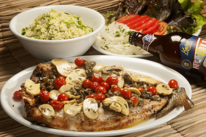 Tainha escalada ao molho de alcaparras e champignons, acompanhada de arroz de brócolis, salada e farofa. R$ 89,90.