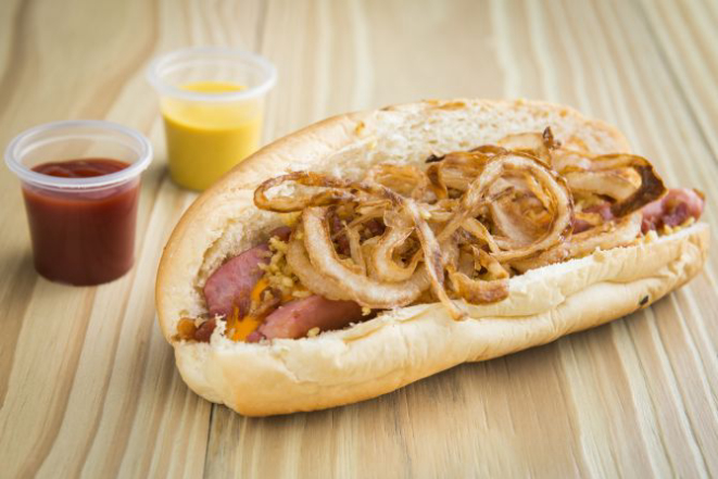 Hot Dog Kharina: salsicha de carnes bovina e suína com cebola frita, molho cheddar e farofa. Foto: Letícia Akemi/Gazeta do Povo