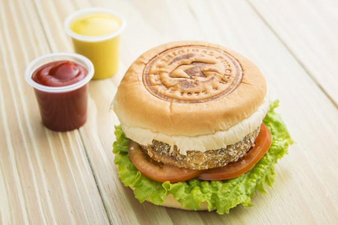 Opção vegetariana no Kharina All Day é o Shroom: um chapéu de shiitake empanado com ovo e farinhas de trigo e batata. Foto: Letícia Akemi/Gazeta do Povo