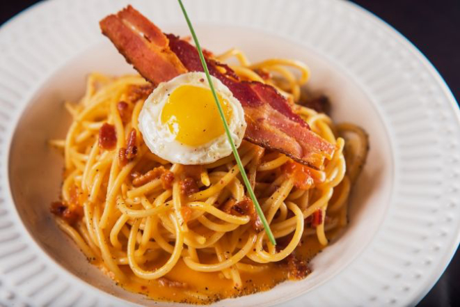 Spaghetti com creme de ovos, parmesão, bacon crocante e pimenta do reino é a estrela do menu no Kombina Felice. Foto: Luciano Dias.