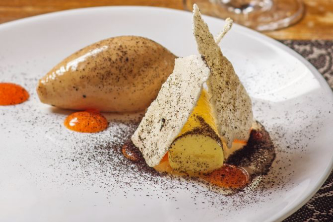 A pamonha doce regada com calma de milho, placas de merengue, quenelle de<p></p><p>castanha de caju e gel cítrico de mamão está entre as sobremesas mais surpreendentes do<br>Festival. Foto: Luciano Dias.</p>