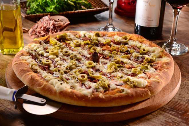 Pizza nordestina da Originale (muçarela, carne seca desfiada, catupiry e azeitonas verdes). Foto: Divulgação