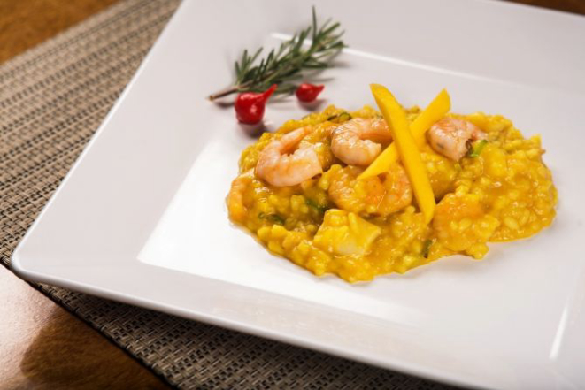 O risoto de camarão com manga é o destaque do menu do Farol Restaurante.<br>