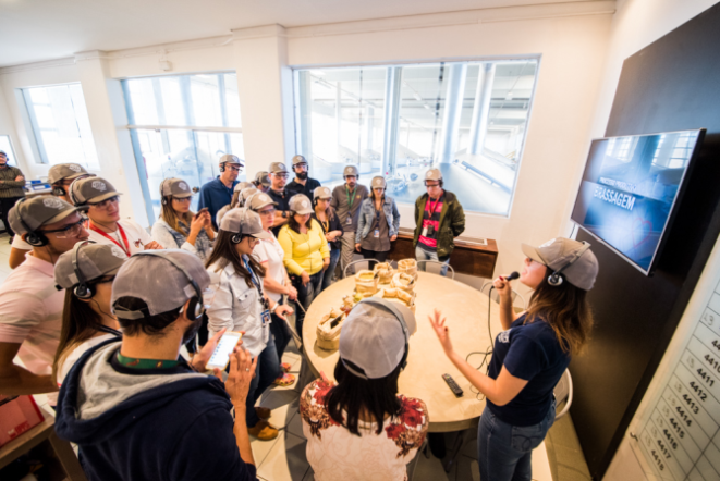 Além do tour, os visitantes contam com uma aula sobre a história da cerveja no Brasil e em outros países. Foto: Divulgação.