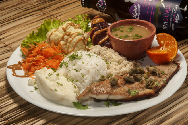 Filé de Tainha grelhada, rodeada de pirão de peixe, arroz branco, purê de batata, farofa da casa, legumes e hortaliças da estação. R$ 38,90