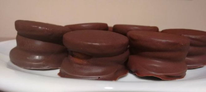 Os alfajores do Don Hugo Empanadas argentinas têm recheio de doce de leite e cobertura de chocolate. Foto: Divulgação/Facebook.