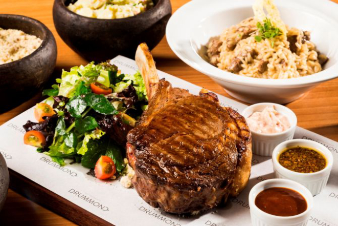 O generoso filé de costela grelhado é uma das estrelas do restaurante Drummond. Foto: Rivo Biehl.