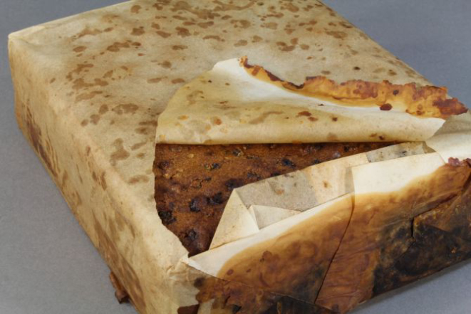 Bolo de frutas foi encontrado em ruínas na Antártica em estado quase comestível. Foto: Divulgação.