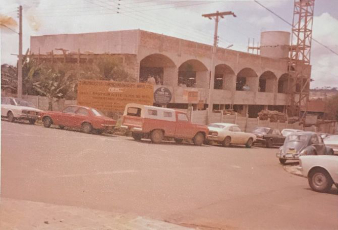 Foto de 1976 mostra a construção da casa em que funciona o buffet Ilha do Mehl há 40 anos. Foto: Arquivo pessoal/Família Mehl