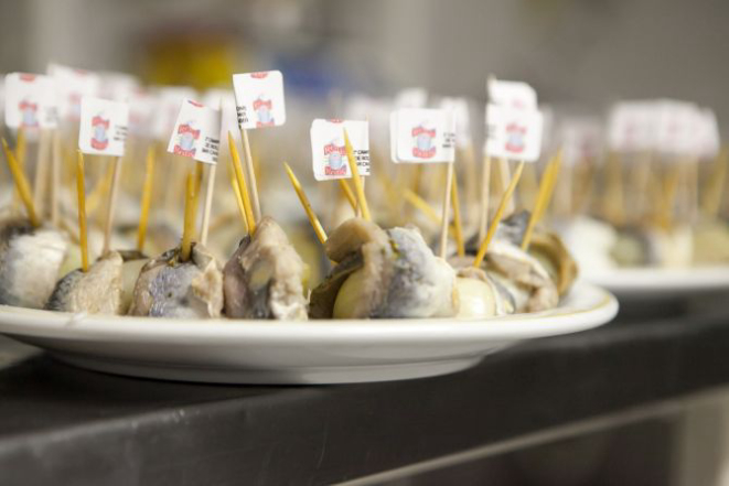 No campeonato, participantes devem comer o maior número de rollmops possível em cinco minutos. Foto: Daniel Sorrentino/Divulgação