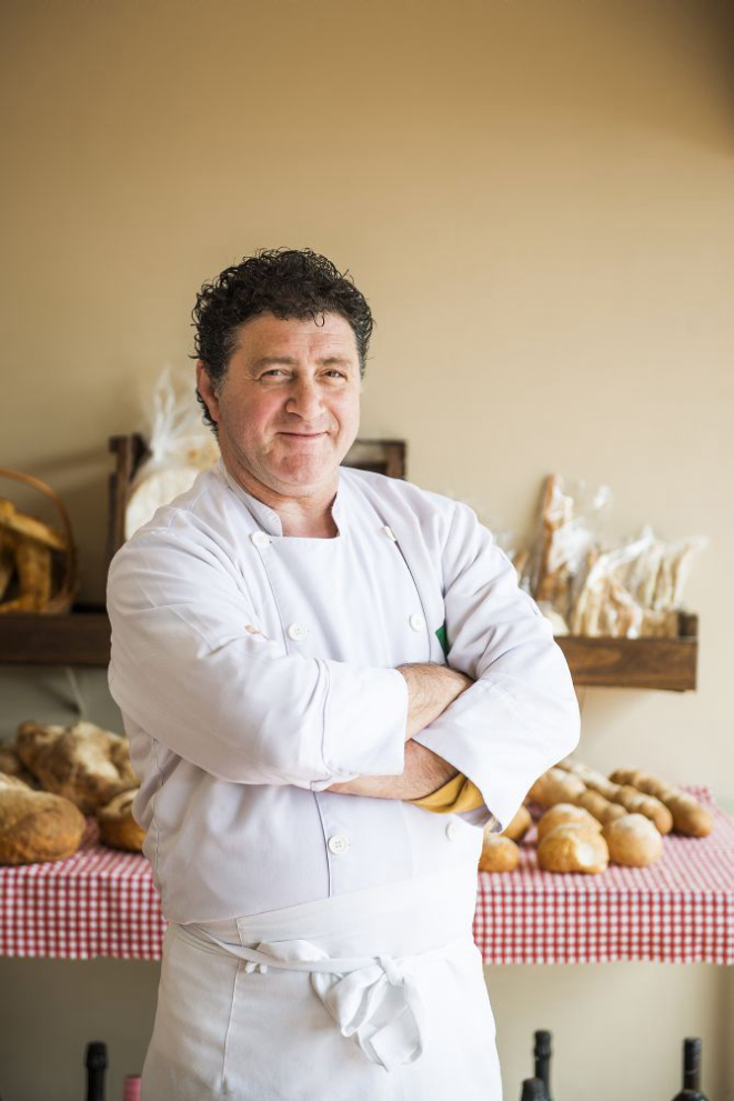 Chef Recomenda . Na foto o chef Enzo Ambrozetti e uma sobremesa e também um prato principal , preparados com grão de trigo . Local: Escola de Gastronomia Enzo Ambrozetti .