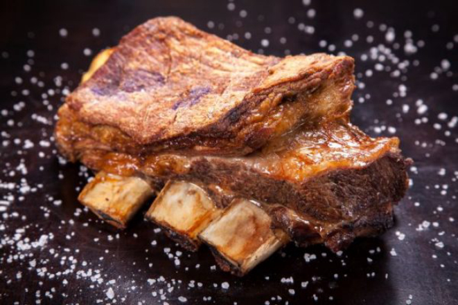 Costela na grelha do churrasqueiro Gerson Almeida, do Clube da Carne. Foto: Fernando Zequinão/Gazeta do Povo.