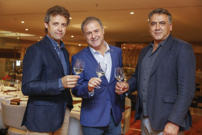 O produtor da premium Fincas Oscar Montaña com os enólogos Isaac e Marco. Foto: Divulgação.