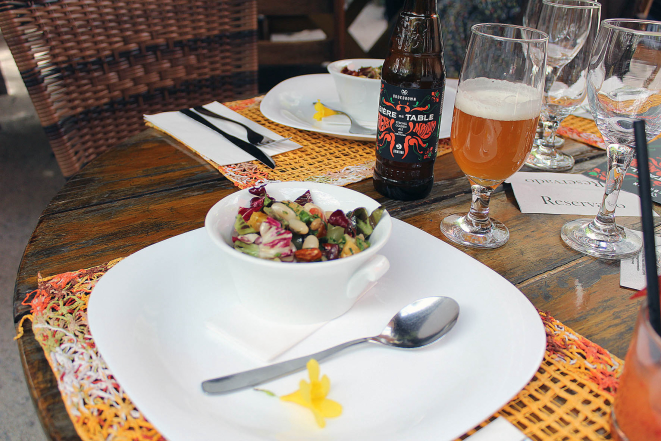 Salada de grãos do Quintana harmonizada com cerveja lançada pelo restaurante em parceria com a Bodebrown. Foto: Divulgação