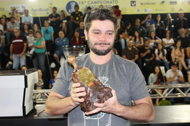 Leo Moço comemora a vitória no Campeonato Brasileiro de Baristas. Foto: Divulgação.
