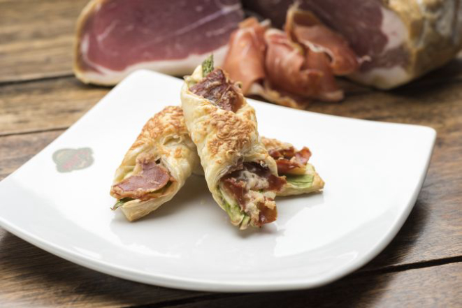 Massa folhada com aspargos, presunto Parma e parmesão. Foto: Fernando Zequinão.