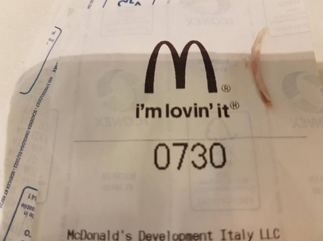 O osso encontrado pela menina de 9 anos no hambúrguer do McDonald's.