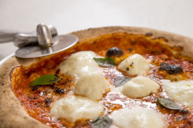 Pizza margherita feita segundo o estilo napolitano. Foto: Hugo Harada/Gazeta do Povo.