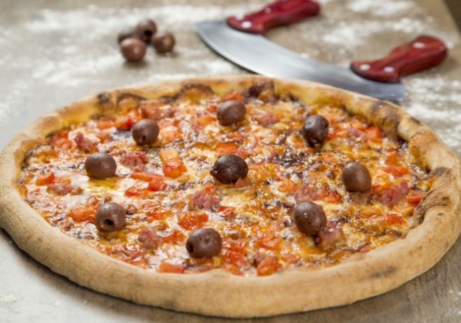 Santana (com linguiça Blumenau, queijo caccio-cavalo e tomate picado, a R$ 48 a grande). Foto: Hugo Harada/Gazeta do Povo